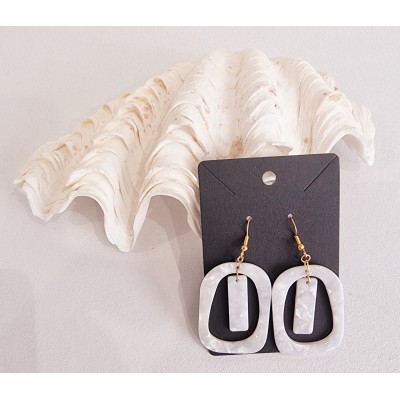 Boucle d'oreille blanche nacrée