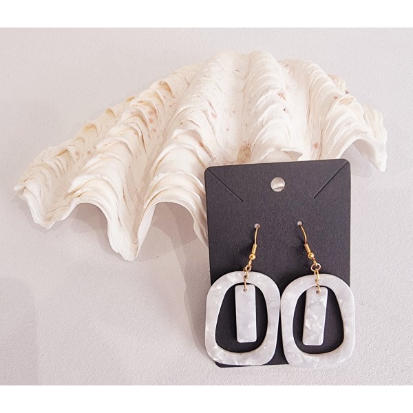 Boucle d'oreille blanche nacrée