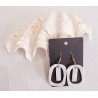 Boucle d'oreille blanche nacrée